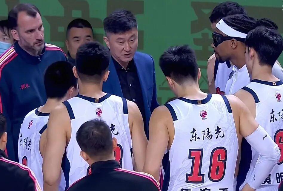 广东男篮16分大胜,胡明轩14+4焦伯乔14+10,郭昊文复出砍20+5
