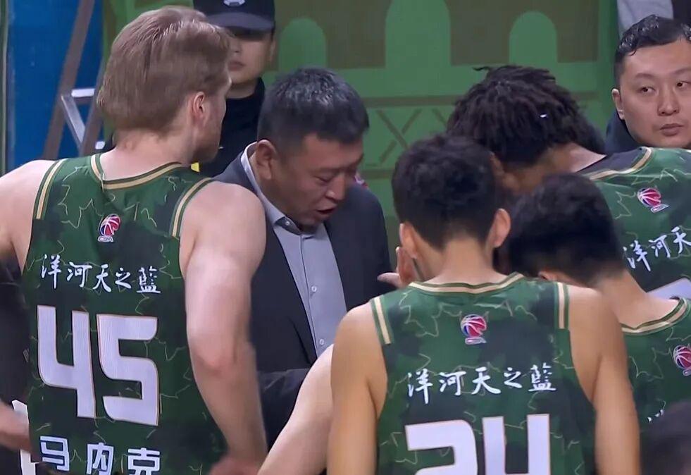广东男篮16分大胜,胡明轩14+4焦伯乔14+10,郭昊文复出砍20+5