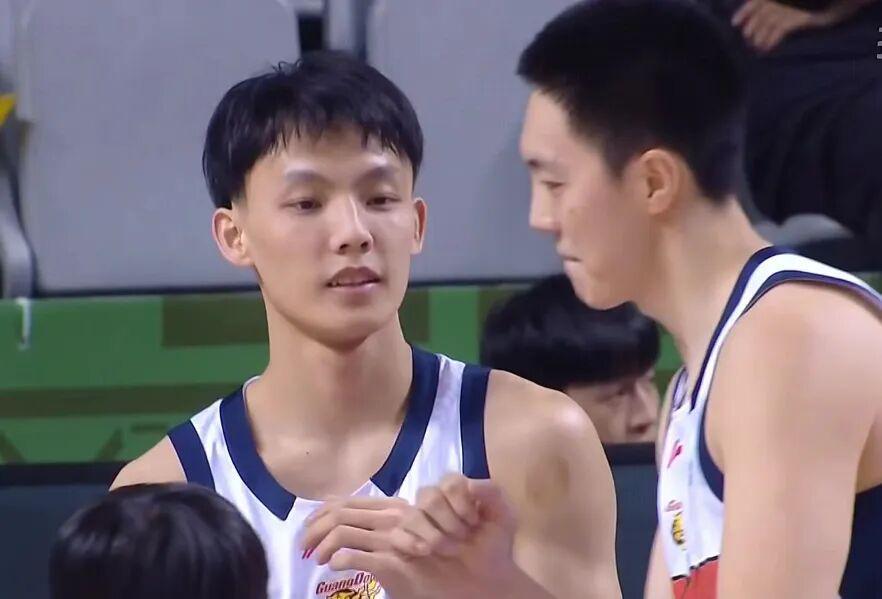 广东男篮16分大胜,胡明轩14+4焦伯乔14+10,郭昊文复出砍20+5
